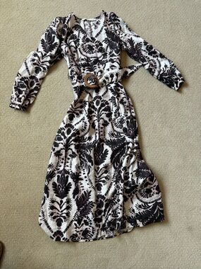 Marie Oliver dark wine & White100% linenl Long Sleeve Midi Dress with Belt.